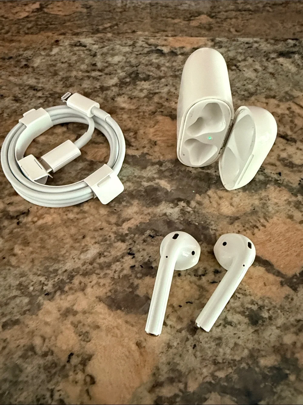 AirPods Gen 1 Charging Case with Lightning Cable - White